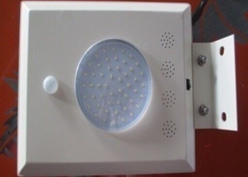 6W IP66 निविड़ अंधकार आउटडोर सौर संचालित एलईडी स्ट्रीट लाइट्स उद्यान प्रकाश व्यवस्था के लिए